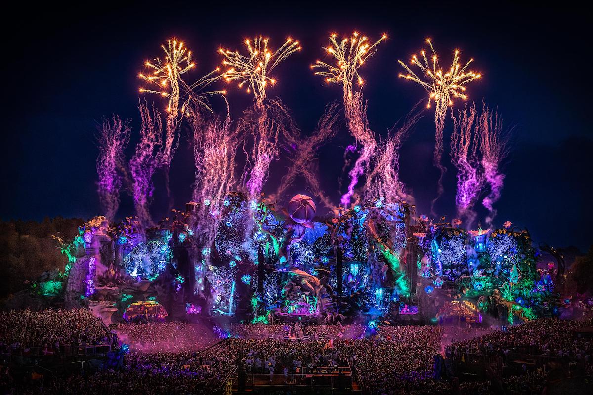 Sisters Cap e One Year (Tomorrowland)